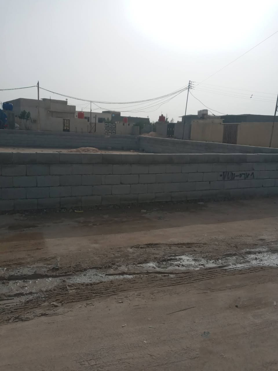 سلام عليكم  عندي قطع ثنين مساحتها الوحده٣٠٠ وثانيه  ٢٥٠مسيجات المكصب وره سنتر روان ماءاساله كهرباء متوفرات الوحده  ١١ مليون وبيه مجال هاذه رقمي *********** /***********
