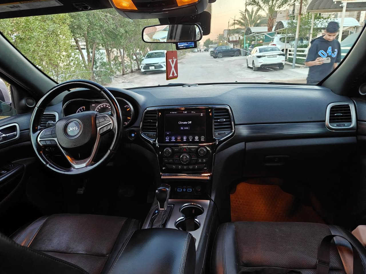 سلام عليكم جيب لاريدو بلاك توب موديل 2021 حادث موضح  بلصوره سياره جاهزه اني مستورده على ايدي وترقيمه مكان السياره بغداد 23500دفترين وخمس وثلاثين مكان بغداد ممتواجد على نت او خاص  
صور الحادث داخل صور الاتصال ***********
