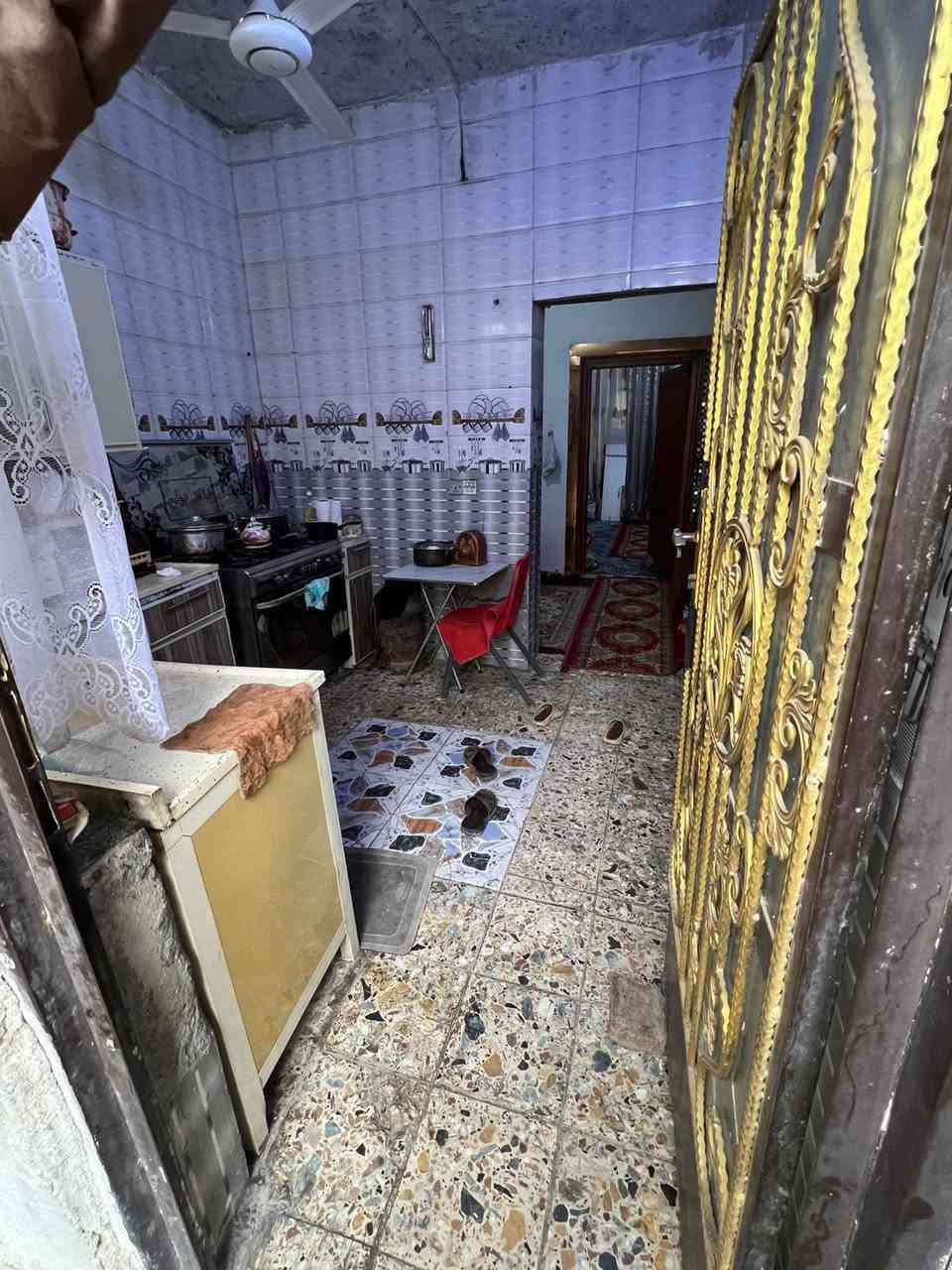 بيت للبيع بمساحه ٨٥ متر مسلح
طابق ونص في منطقة شركة رمضان 
مقابل البانزين خانه قطاع ٦٨ 
البيت اول فرع علئ الشارع يحتوي علئ
استقبال ٣ x ٤ 
مطبخ + صالة + غرفتين نوم ٣ x ٤ 
وخدمات صحية 
وبيتونه مع غرفة في الطابق الثاني 
٦ونص ٤x  بدون سقف + ماء + مجاري +كهرباء 
البيت واقع حال الواجهه٦ونص والنزال ١٢
السعر ٤٥ بي مجال قليل
التواصل ع الرقم
***********
