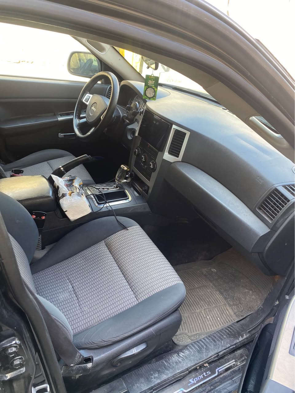 جيب لاريدو 2010
محرك 6سلندر 3.7L
لون رمادي 
رقم سليمانيه شمالي باسمي 
سنويه 2028 
مكاني بصره 
*********** واتساب شط العرب, البصرة
