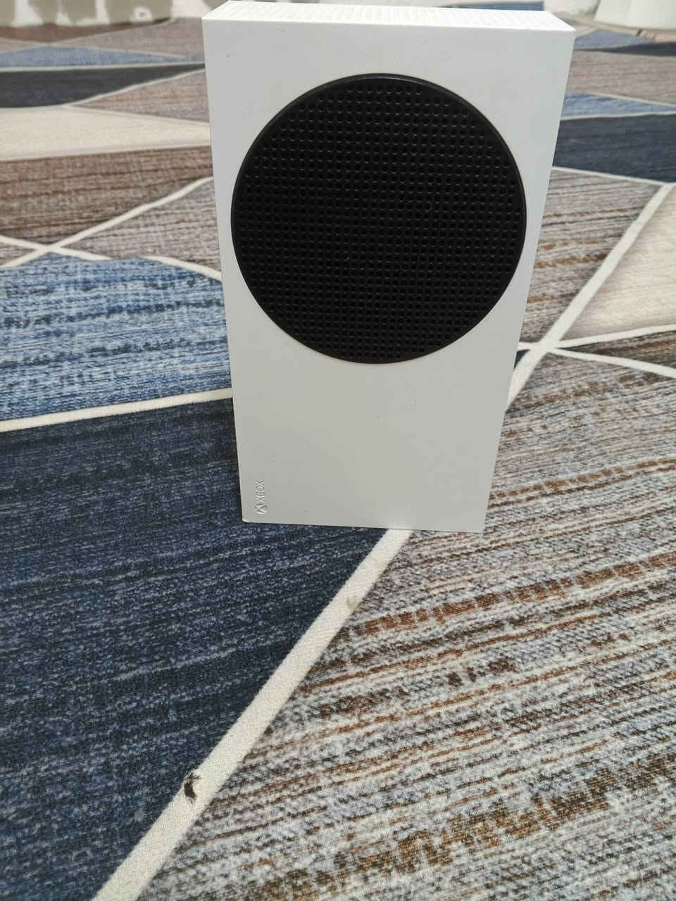 سيريس اس جهاز نضافته 90بل ميه ذاكره 512 كامل الملحقات ويجي وياه سماعه محيطيه اصليه وستان تعليق السماعات والموبايل  بي منفذ usb لشحن الموبايل وبطارية يده ام الدبل باتري قابله للشحن وكيبورد كيمنك rgb ابو الاناره مثل ماموضح بل صوره وبي حساب كيم باس التمت وبي كم لعبه مملوكه كل هذا والسعر 360 الف فقط
*********** للتواصل والواتساب مكاني موصل ايسر
