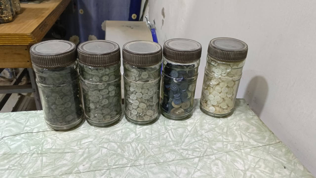 مستلزمات خياطة دكم بجميع الأنواع والألوان مع لاصق للبيع للأستفسار الأتصال بالرقم *********** والخاص موجود
