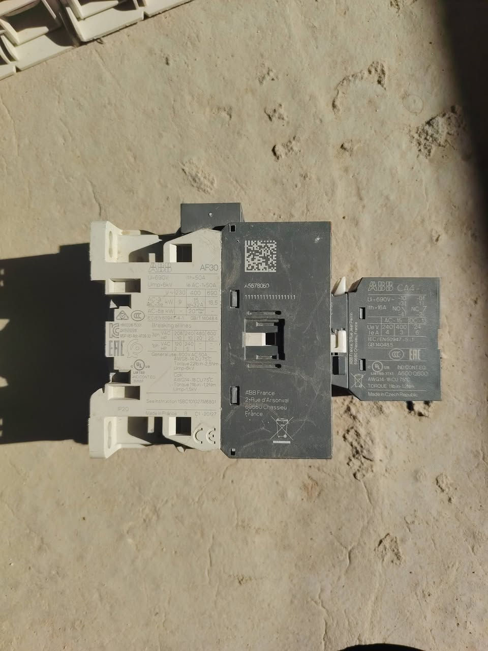 سلام عليكم كونتكتر abb 250 امبير عدد 2 و50 امبير عدد 1 جدد بس واحد منهم مكسور غلافة من جوة وكع مني بس جديد ثابت مو متغير AC/DS مكاني بغداد بلديات سعر 200 الف مستعجل عليهن رقمي ***********
