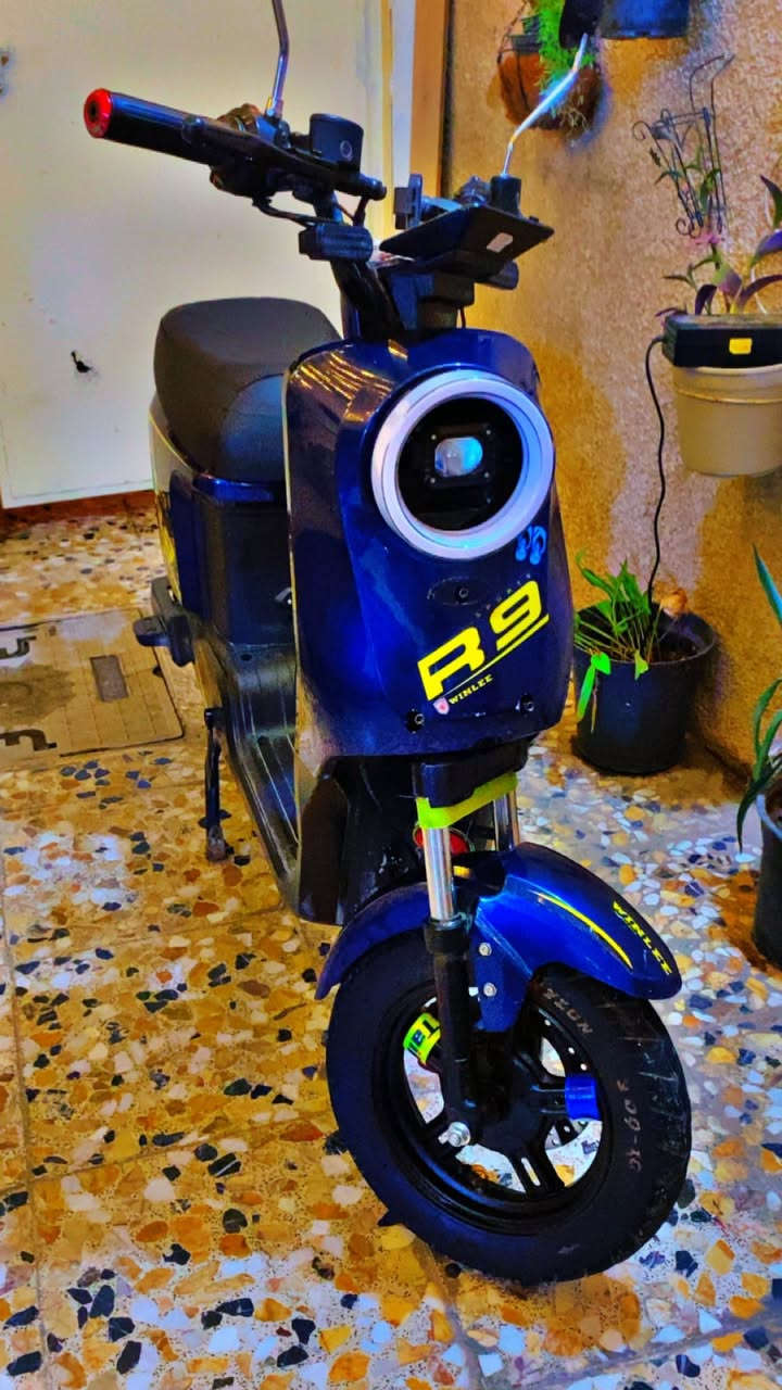 دراجة شحن R9 جديد باتريات راح يصير شهر تقريباً مبدلهن جدد يعني ماشي 13.200 km يعني جديده مابيه اي نقص كلها بلادي كلشي ما مبدل بيها فقط باتريات جدد واقوه شلعه ومعدل شرط كدامك الدراجه السعر 525 بيها مجال حك الجيه استفسار اكثر راسلني خاص او على الرقم ***********
