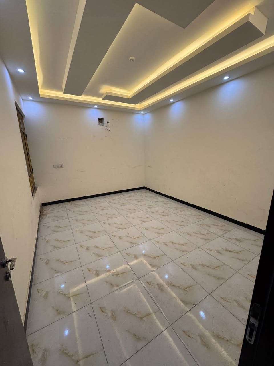 #للايجار في #السيديه
دار سكني مساحه90 متر واجهه 6 مدخلين 

يتكون من صاله مطبخ خدمات اربع نوم 

سعره 1250 الدفع شهرياً مع شهر تأمين 

للاسـتفسـار الاتـصال علـى الارقـام التـاليه  او زيـاره مكـتب عبدالله الرفيـعي السيـديه_شارع الضـباط_ مقابل مجـمع لحـوم جويـلي 

#مكتب-عبدالله-الرفيعي

***********

‏‭0770 010 5930‬

‭+964 770 712 2380‬

━━━━━━━━━━━━━━━

#بيت #عقارات #منزل #بيع #وساطة_عقارية

#شركة #سيدية #بغداد #عراق

#عقارات_السيدية

#عقارات_الكرخ #ايجار_تجاري

#بنايات_سكنية

#عقارات_القادسية #عقارات_اليرموك #عقارات_المنصور

#عقارات_الحارثية #عقارات_الكاظمية #عقارات_الاعظمية

#عقارات_العطيفية #عقارات_حي_الجامعة
