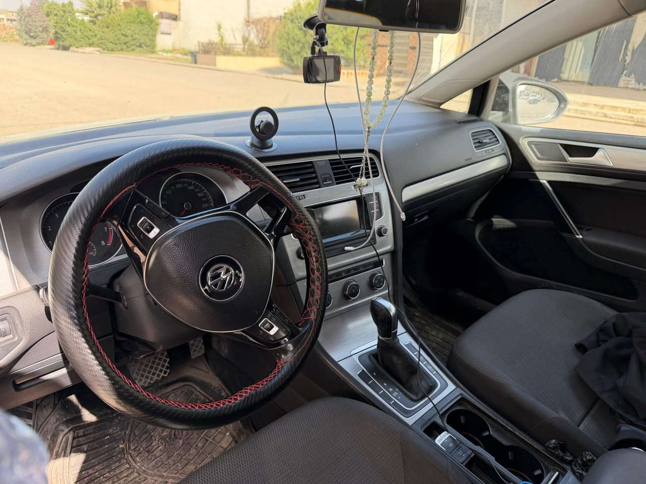 ڤولكس واگن گۆڵف TSI
2015 مەکینە ١٤ و تۆڕبۆ سەیارەکی زۆر خاوێن رەقەم فەحس و هەززە ژینگەو ڕێگابان هەموی نوێیە. سەنوی تاوەکووومانگی ٥  ٢٠٢٧ نوێیە تەنیا یەک بست بۆنیتی سبوغە بەبێ ژوورێ و بەبێ ناو گرتن رەسمی سونەریشدانراوە تەقەو رەقەی هەموو شتێکی بەشەرت دینار مەسرەفی تیانییە .نرخى ١١٣ وەرەقەو مەجال 
شوێن هەولێر
*********** أربيل, العراق
