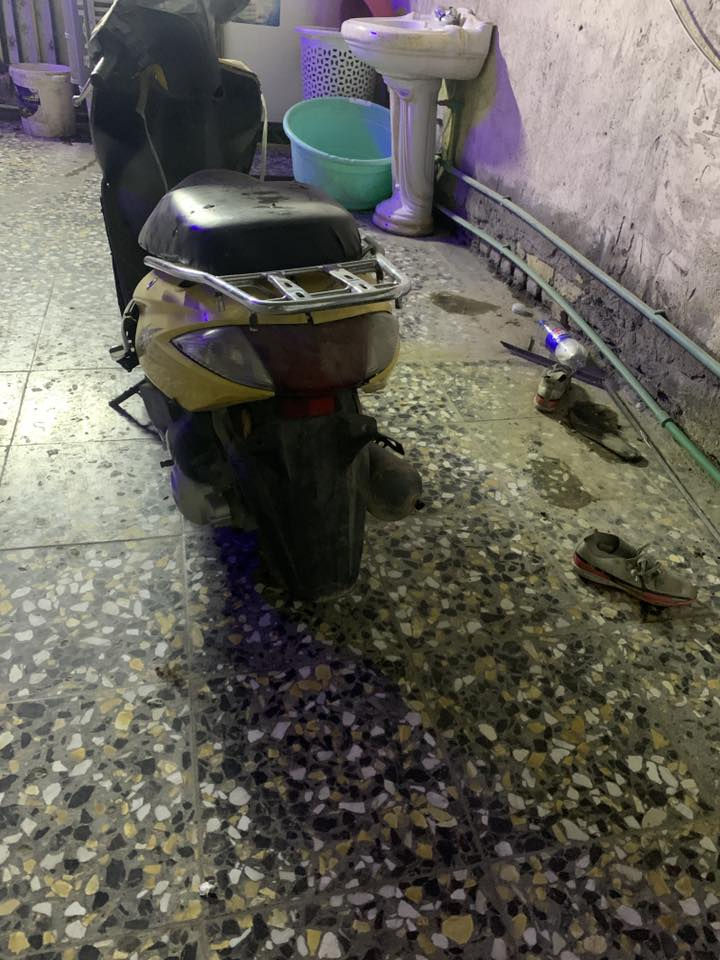 السلام عليكم داجتين للبيع وحدة كاملة والثانية مفصخة نفس النوعية  الكاملة تشتغل الى باتري قوي ابيع كوم حديدة السعر 100 الف العنوان بغداد البلديات اكرر كوم حديد ***********
