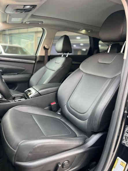 سلام عليكم 
Hyundai Tucson SEL PLUS 2024
هونداي توسان (تكسون ) 2024 SEL PLUS كندي 
السعر 210 وبيها مجال للشراي

بعدها زيرو ماشية 3 ميل ( 5 الاف كيلو متر) 

بدون ايرباك بدون دواخل حادث بسيط جداً 
جاملغ وباب صبغ 

فول مواصفات SEL PLUS
بانوراما 
دفع رباعي 
كشنات جلد
تدفئة كشنات
تدفئة ستيرن 
كشنات كهرباء
بصمة وتشغيل عن بعد
صندوك كهرباء 
تبريد مناخين 
مثبت سرعة و محافظة على المسار
رادار امامي وخلفي وجانبي
تبريد قطعتين
كانع انزلاق 
لايت زينون
شاشة كبيرة
ابل كاربلاي + اندرويد اوتو 
وباقي مواصفات التكسون المعروفة 

رقم تلفون 
***********
*********** دهوك
