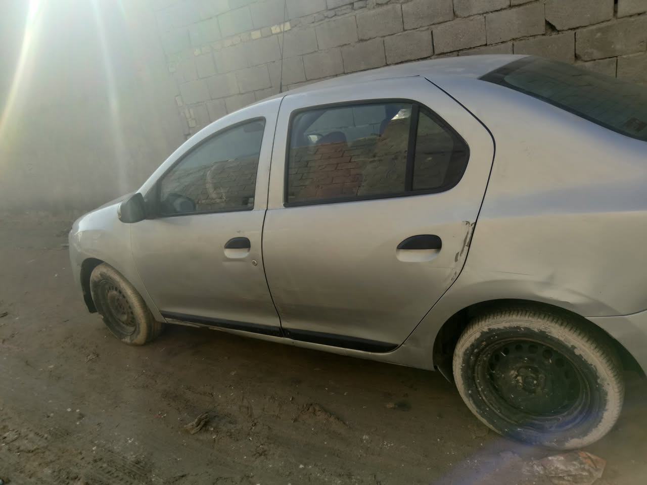 رينو سمبل موديل 20 اقصاد بسم بنيه وباقي قليل ويكمل تسديدها  محرك ١٦٠٠ كير أوتوماتيك مكفولات  سياره بيهه بارد بل باب أو طخه رقمهه بصره السعر ٦٠ وبيهه مجال قليل شراي يتصل ***********
