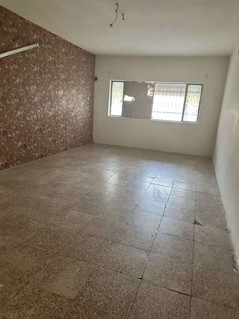 بيت للبيع في حي القاهره نزله جسر البنوك موقع مميز مطل عل شارع العام مساحه ٩٢م٢ واجهه ٤.٦٠نزال ٢٠م للاستفسار الاتصال على الرقم ***********

