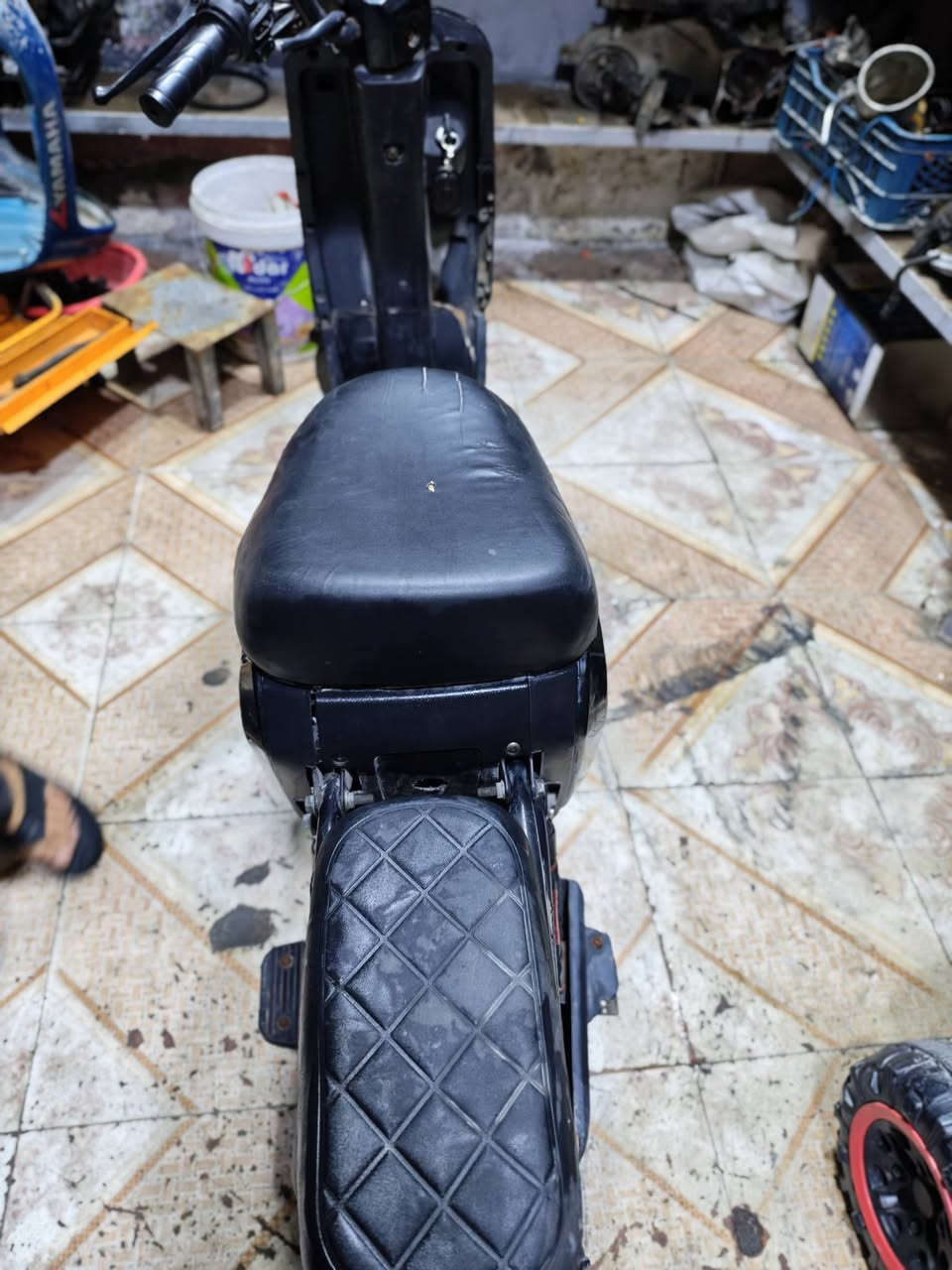 سلام عليكم R9 شوف العين شغاله وكلشي مابيه وين متريد اطلع بيه بطاريه 16 بيه وبيه كسور بل الكفرات شاحننته موجوده  سعره 200 الف للتواصل ***********
