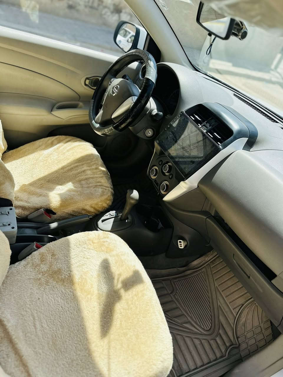 نيسان صني هندي مديل 2022 للبيع السياره جديده من كلشي بعدها على وضع الشركه تخم تاير جديد حداديه جديده محرك كير كفاله السياره ببه بارد بل باب و اشويه صبغ بل جاملغ السعر 103بيها مجال رقم رقم الهاتف ***********
