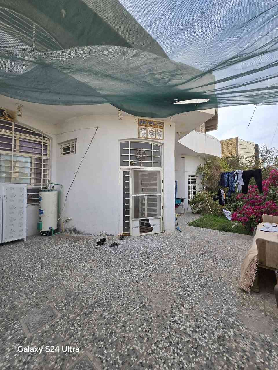 بيت لبيع بشارع المطار القديم مقابيل مدرست انوار السجاد المساحه ٣٠٠متر مربع ركن يحتوي على غرف ٤ وصالات٢ ومطبخ وستقبال ومجمع صحيات عدد٤ وطارمه وحديقه السعر ١٣٠ وبي مجال للستفسار *********** مكتب بركات ام البنين قرب اسواق فدك البناء كونكريت مسلح طابوك
