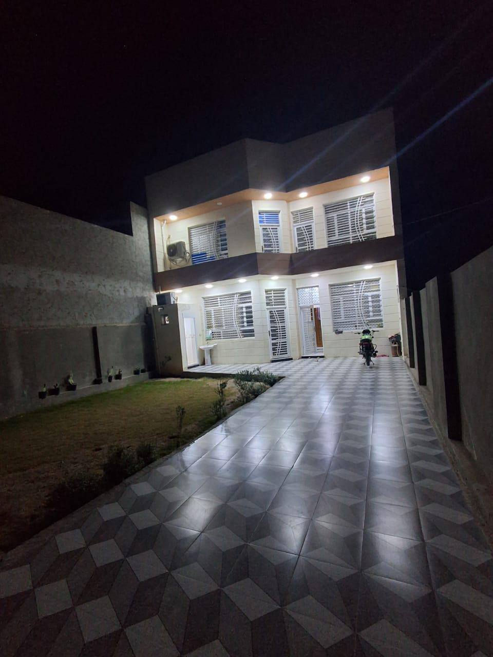 🏠 بيت للبيع في الحلة – طابو زراعي
📍 الموقع: بابل / الحلة، على الشارع الرابط بين شارع ١٠٠ وشارع بزل حجي علي، قرب معمل الكونكريت وتعليم السياقة.

📏 المساحة الكلية: 220 م

🏗️ مساحة البناء: 110 م

🌳 الباقي: كراج وحديقة أمامية واسعة
🏢 المواصفات:
طابقين
3 غرف نوم
الواجهة 10 أمتار
يبعد 200 متر فقط عن شارع العلويه 
عرض الشارع 10 متر
 للاستفسار اكثر زياره 
    عقارات سلام
***********
***********
