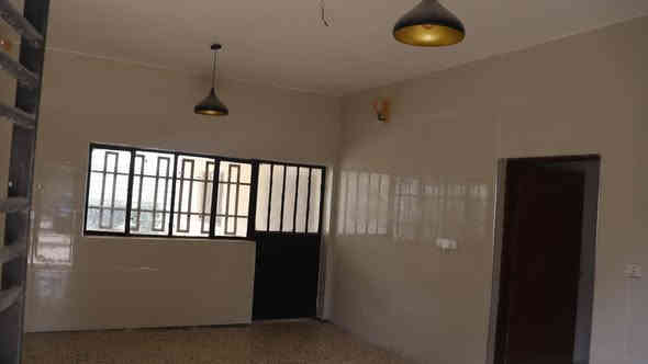 بيت للبيع طابو مساحة ١٤١٧ متر
مساحة البناء ٤٠٠ يحتوي الطابق الاول على ٤ غرف نوم + استقبال + هول + مطبخ+ مجمع صحيات 
الطابق الثاني يتكون من غرفتين نوم + مطبخ وصحيات بالأضافه الى درج خارجي 
ويحتوي البيت على حديقة امامية + حديقة خلفية ويحتوي على كراج يتسع ٤ سيارات بالإضافة إلى صحيات خارجية واجهة البيت ٢٥ متر يقع في منطقة المدائن الجعارة قرب مطعم البستان قريب من الشارع العام المنطقة كاملة الخدمات ماء ومجاري وكهرباء البيت طابو زراعي سند ٢٥ وبه أجازة بناء وورقة كهرباء وماء مسجل ويتحول السند بأسم المشتري في طابو المدائن .
للتواصل الاتصال على الرقم ***********
