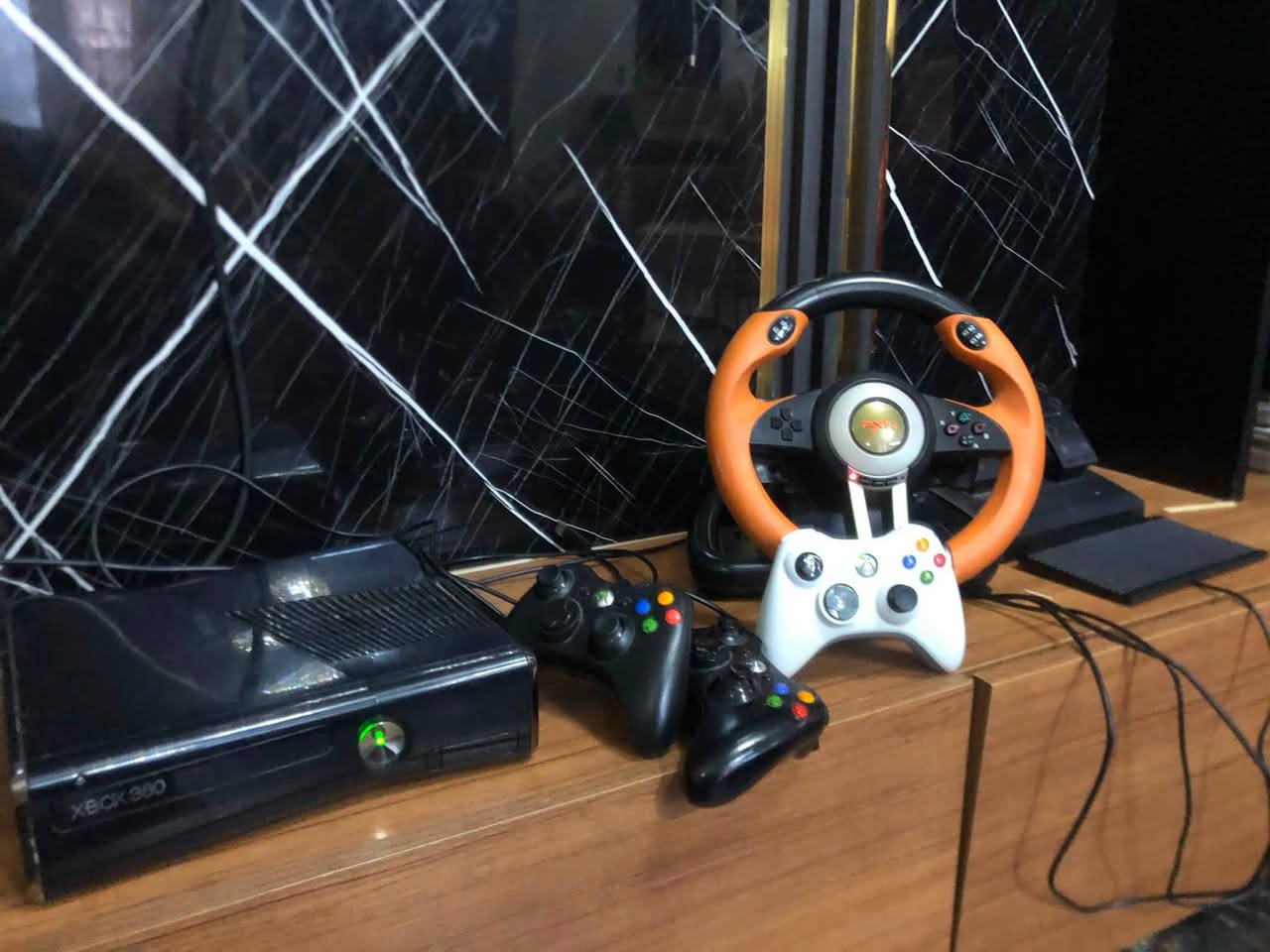 سلام عليكم اكس بوكس 360
جهاز نضيف بي العاب 150لعبه العاب  
بي طوبه وفيفه وحرب وسباق سيارات ونوع العاب بي 
جيتي ايي بي  
كل العاب بي بي 3يدات 2واير لس وحده ام الكيبل ام الكيبل شويه تحركهة يله تشغل 
جهاز مابي نقص كل ملحقاته كامله ويه دركسون شغال مابي شي  جديد الدركسون  كامله ملحقاته 
السعر ١٣٠قفل مكاني بغداد الكرخ اليرموك   رقم *********** وتساب.
