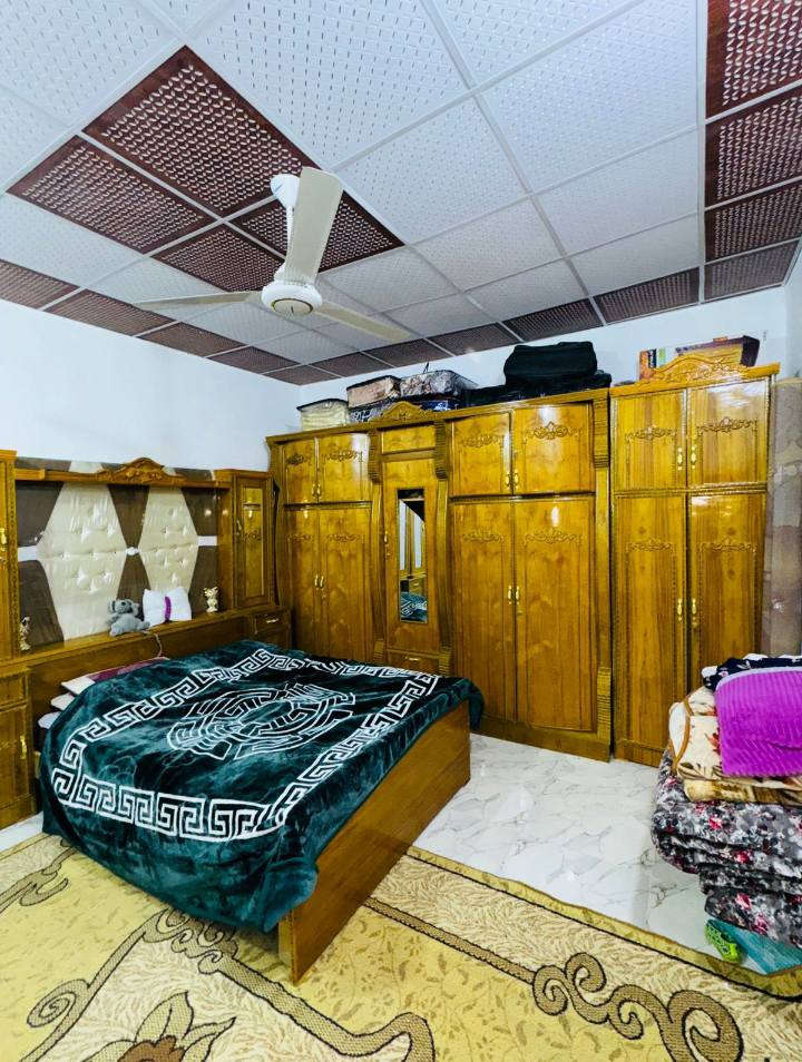 بيت للبيع مساحة 100متر بلقاسم منطقه الدانيه خلف شارع احمد الوائلي يحتوي ع غرفة نوم وصاله واستقبال ومطبخ وحمام داخلي ومجمع صحيات خارجي ومدخل مقدمه ومنور الارضيه بورسلاين البيت جاهز لسكان للاستفسار الاتصال بالرقم‏‪***********‬‏
