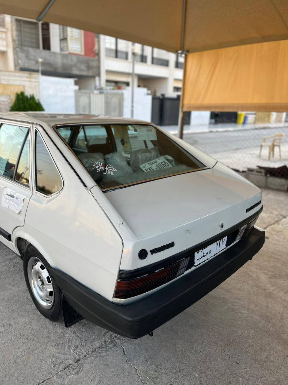 سه ره تا به ناوي خواي كه وره و مهيره بان 
به رازيلي فؤكس واگن 
مؤديل1986
كيرومه كينه به شه رت 
كاره باي به شه رت 
 هه موودوكمه كاني ئيش ده كات 
(سالؤنساي بيلاده)(هؤرن بيلاده)
(مكه به ره ي بيلاده)(٤گئرى بيلاده)
(گئيچ و حه ماوه و پاترى و رؤن و هندر برئكى ئيشه كا)
كوشني بلاده هيچ  ته قيوي نيه 
زؤؤ خاوين ماوه ته وه 
وه كوو سبوخ يه ك ده ركاي سه كني تؤزيك محجونه ژئرى سه ياره كه زؤر له سه ره وه ى جوان تره 
سه يره كه زؤر تووندوتؤله 
هه مووي ئيش ده كات به شه رت 
سه ياره كه وسفي ناويت 
ره قه م سه دامي كه ركوكه سه نه وي ئه سلي له گه له چوار تايه ي خاويني له ژيره سه ياره كه وه سفى ناوئت له رسمه كان زؤر جوانتره نرخى 23 وه ره قه مه جالئكى برايانه ژ.م *********** شوئين هه ولير أربيل, العراق
