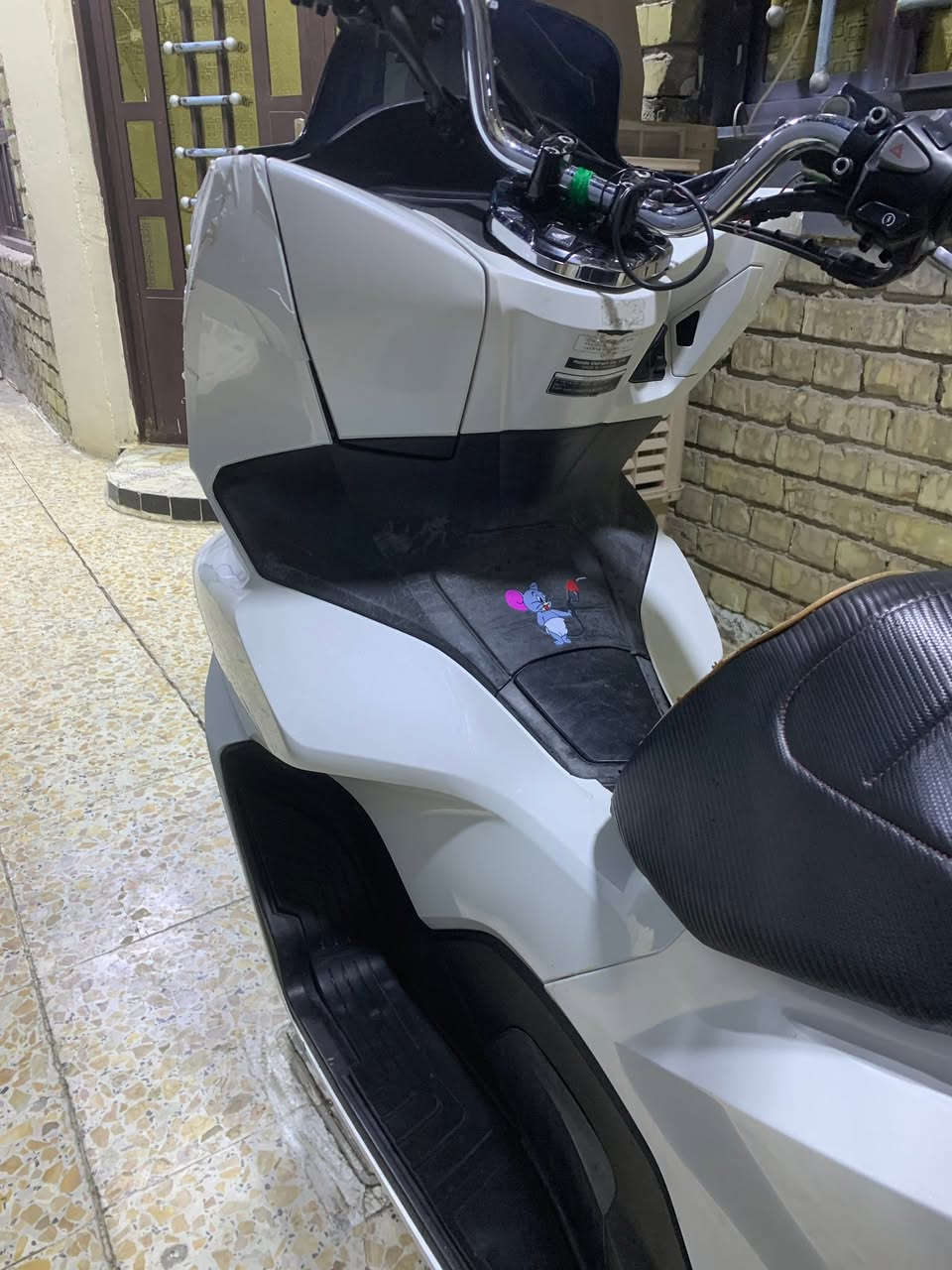 سلام عليكم PCX جيل رابع وراد كوري لون ابيض صدفي 

دراجه جديده كلش محرك بل كارتون 

مكفوله كفاله عامة دراجه جيب فيتر وفحص 
كهربائيات كلها شغاله 

حساس ستان حساس زدحام 
نضام  ABS  و نضام T 

دراجه نصبتها تخبل وما متعوبه 
مكاني بغداد شراي يتصل ويدلل 
***********
