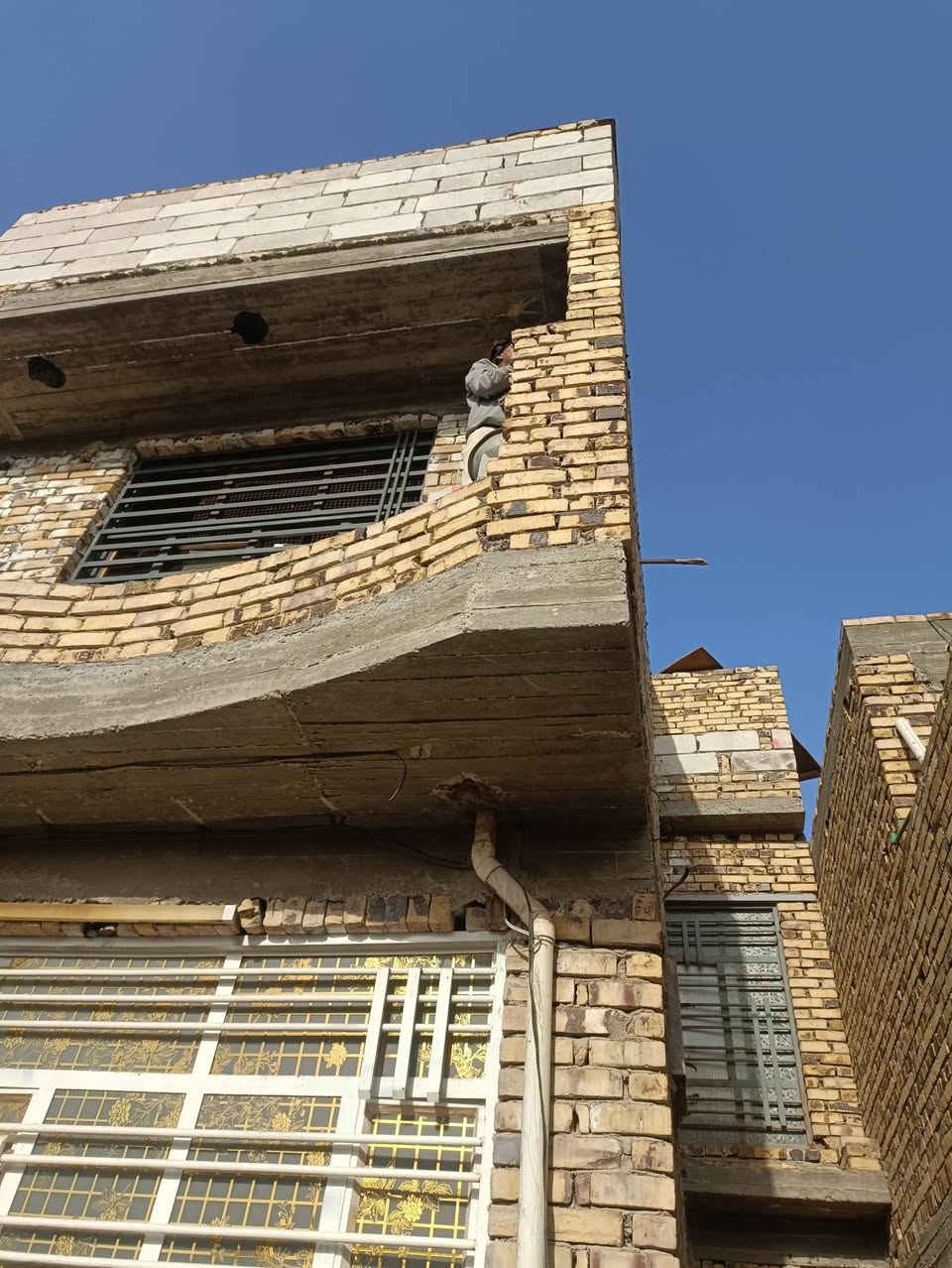السلام عليكم
بيت للبيع منطقة أبو خستاوي خلف المشروع الوطني للمرور 
فرع الحي الصناعي يبعد عن شارع كربلاء 300متر
طابو زراعي سند 25
المساحه 262متر
بناء جديد سنة ء2024
البيت طابقين 
يحتوي الطابق الارضي غرفتين نوم 5ونص×4ونص متر مربع 
صاله وسطية بمساحة 6ونص×4
غرفة استقبال بمساحة 8×4
مع مجمعين صحيات ومجمع صحي مع وحده من غرف النوم 
مع ثلاثة مداخل للبيت
يحتوي الطابق الثاني 
غرفتين نوم بمساحة 5*4
ومساحة 6ونص*4
مع مجمع صحيات 
تطبيك فرشي كامل
سيراميك كامل
بياض كامل 
النواقص الكاشي والواجهة
مزيد من التفاصيل 
الاتصال ***********
