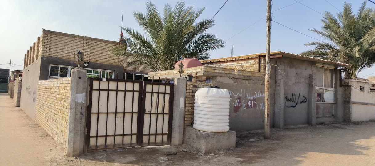 بيت للبيع طابو صرف المساحه 300متر ركن على شارع 10متر والفرع 8 متر يحتوي على 
غرفه عدد 2: 5×4
صاله 10×4
استقبال9×4
مطبخ 3ونص×5
مجمع صحيات خارجي 
يحتوي على محل تجاري 5×5
الموقع حي الاصدقاء 
التصل على الرقم ***********
***********
