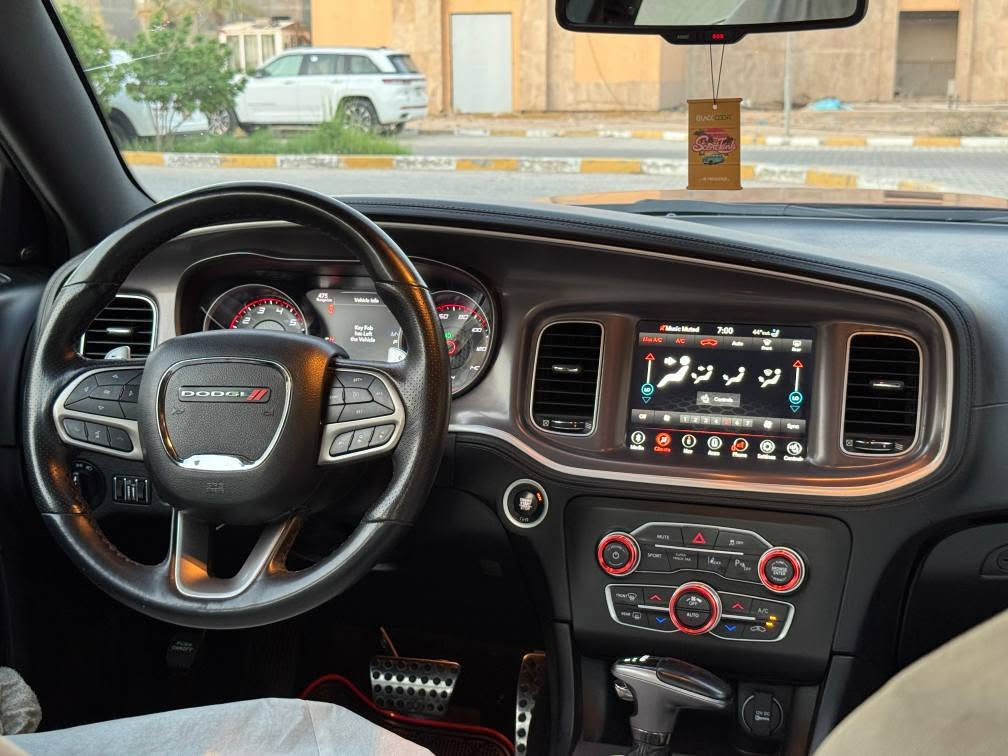 جارجر موديل 2022 GT فور ويل
فول مواصفات عده فتحه فقط 
رادار امامي 
كشنات حضن كنتاره وجلد 
تبريد تتدفئة بالكشنات 
حساسات خلفي امامي 
دواخل كلها جلد 
شاشه الجبيره 
السياره فول الفول عده الفتحه رقم بغداد بااسمي حادثها جاملغ وبنيد مبدلات اصليه وصبوغات وراس الشاصي هم مبدل فقط
مكاني نجف السعر ٢٠٥
*********** النجف, العراق
