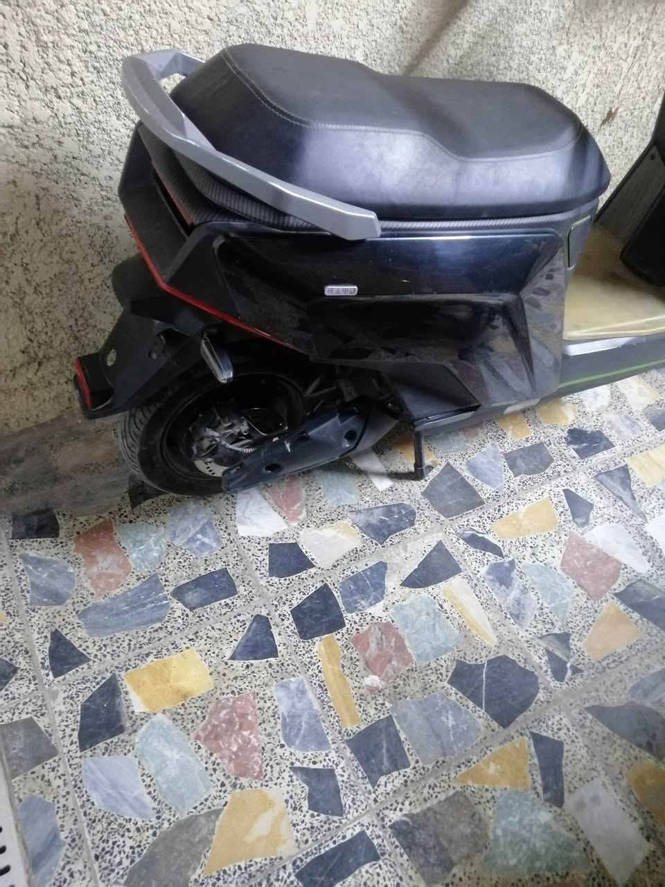 السلام عليكم عندي دراجة شحن للبيع جديده اخت الزيرو رقم الجوال *********** السعر ٧٥٠ وبيها مجال للعلم السعر في الشركه ١١٥٠ مليون وميه وخمسين في الصدرية وباقي التفاصيل في الصوره
