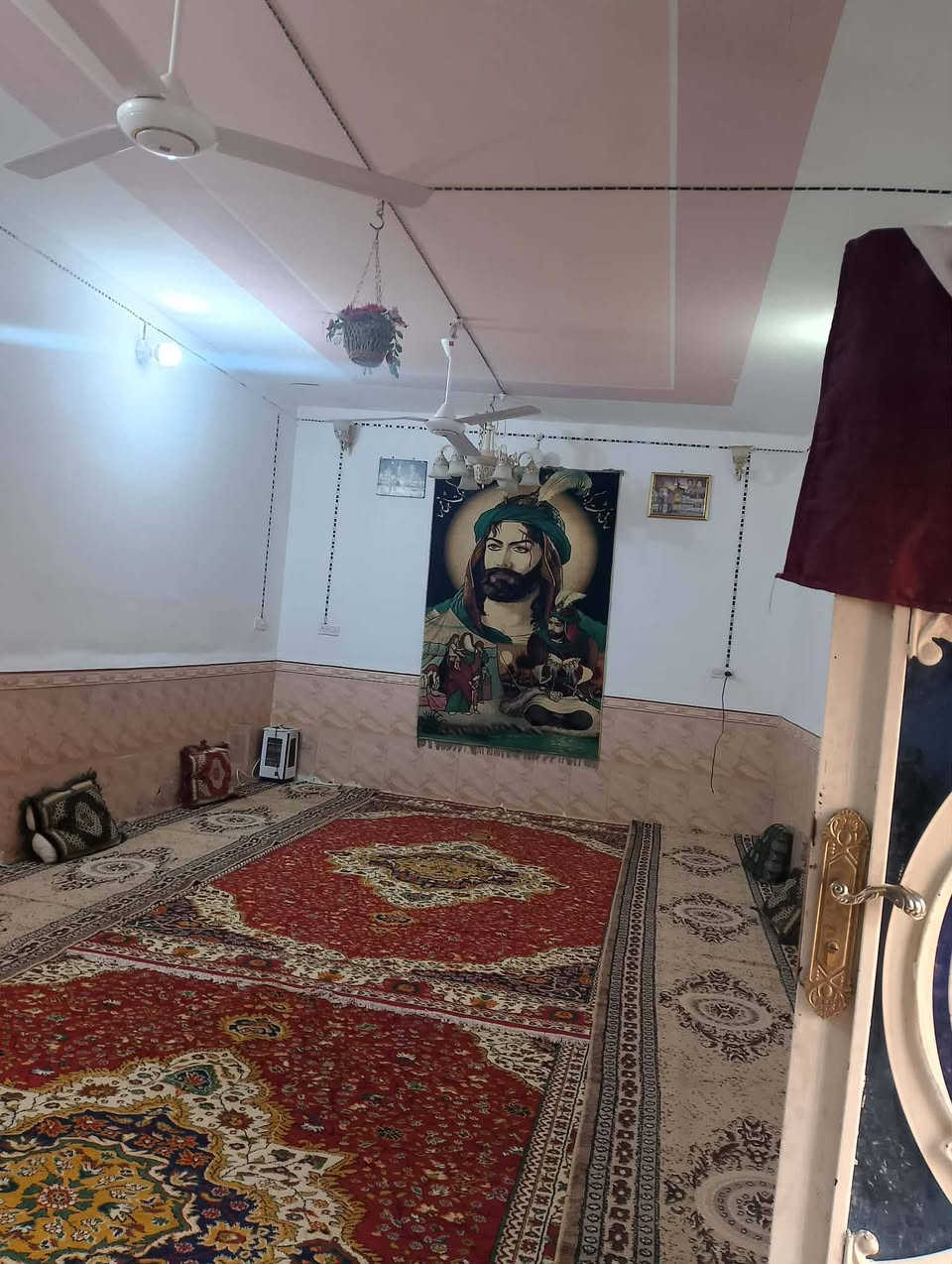 بيت للبيع حي الحسين .ع . مساحة 270 متر ( شارع أبو احسان ) بيت كامل مابي نقص البيت كله سيراميك قرب حسينية علي الاكبر ع 
للاستفسار اكثر اتصل ع الرقم ***********
