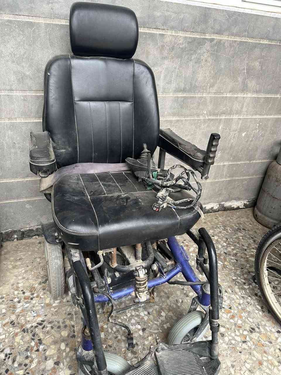 #للبيع كرسي كهربائي ادوات احتياطية خلل ابلكات الكير تبديل وبلكات الماطور  بطاريات شغالة تايرات شغالة قواعد التايرات شغالة السعر فقط 400


**إذا كنت صاحب هذا الإعلان وتريد حذفه لأي سبب، رجاءا أرسل رسالة إلى الدعم الفني**