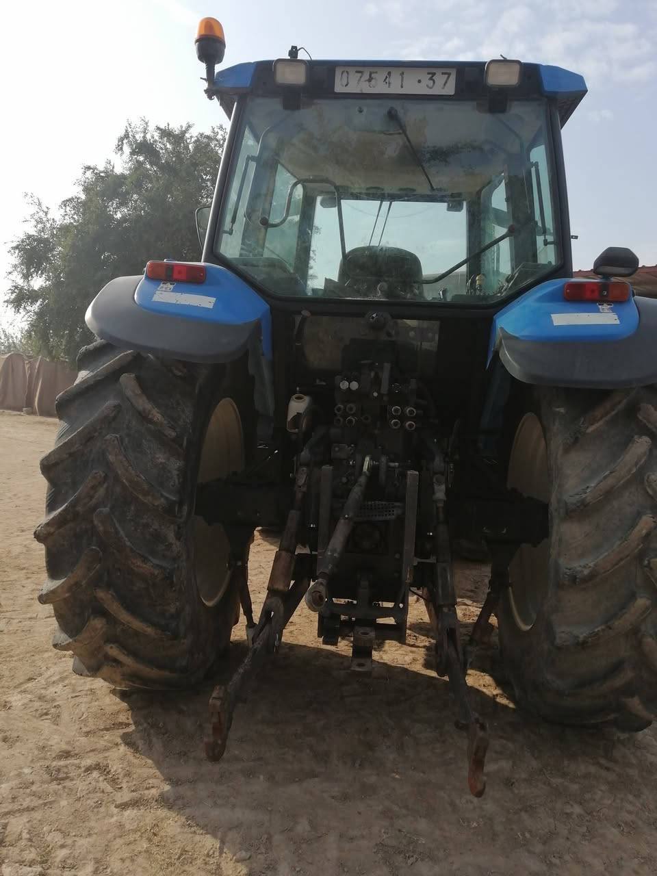 السلام عليكم للبيع نيوهولند حجمTM 135 كير هايد و رقم واسط لمكان اللطيفيه جسر السابع السعر 33 مليون الهاتف ***********
