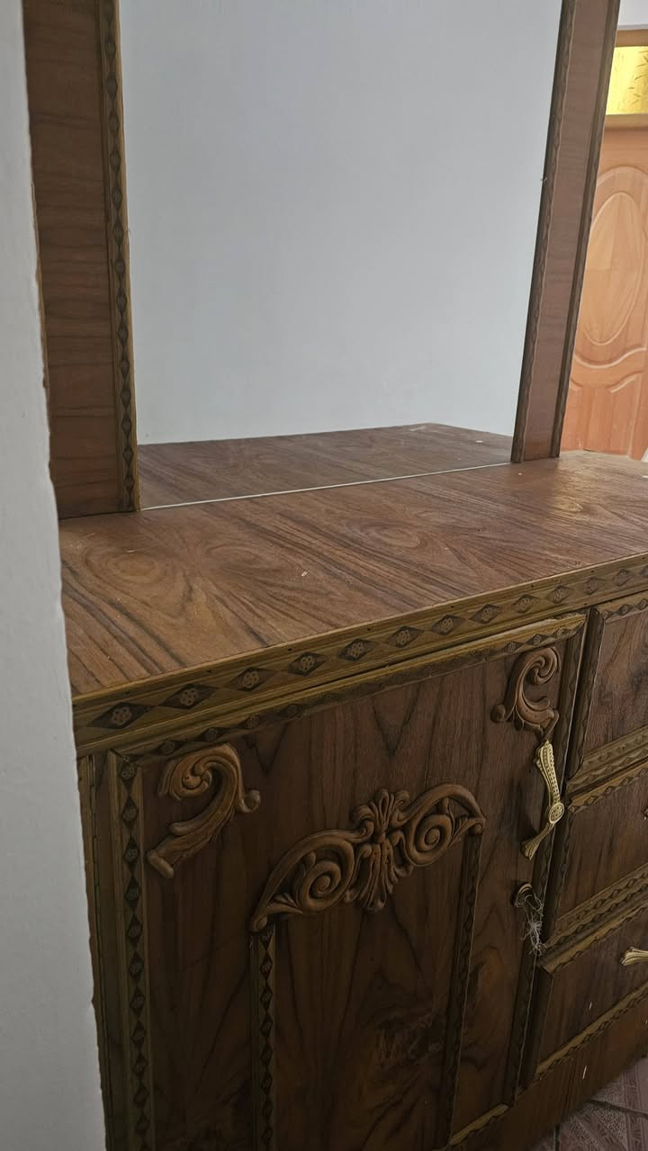 كنتور عراقي + ميز تواليت
الكنتور من بابين  وملحق  + تعلاكات للبدلات والملابس الرسمية
والميز تواليت من ٣ رفوف وملحق جانبي 
مدة الاستعمال شهرين ونص 
السعر (150 ) الف 
*********** مكاني الشعب
