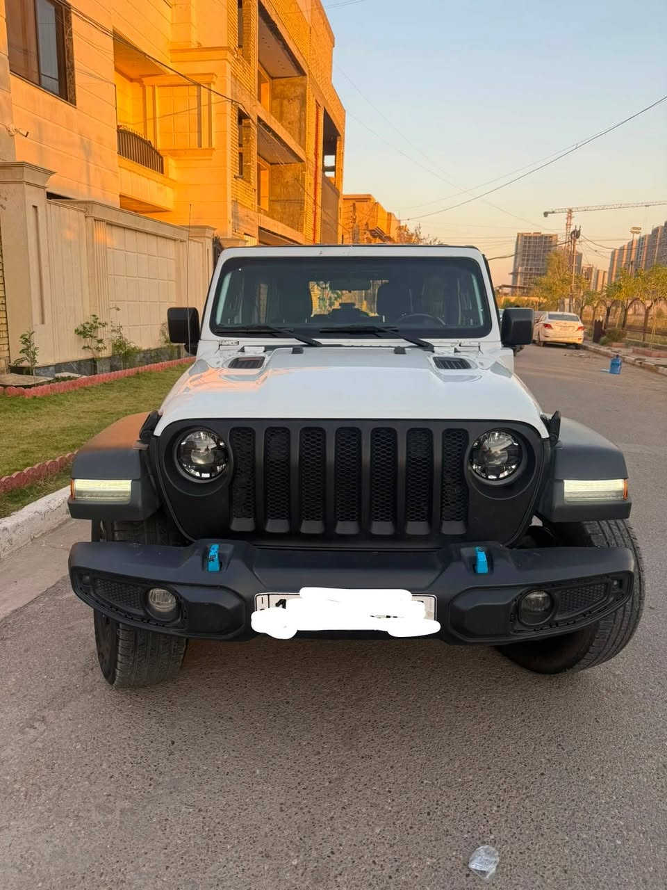 السلام عليكم 

للبيع – جيب رانجلر صحارا 4xe S موديل 2023

- الفئة: Sahara 4xe S
- الموديل: 2023
- المحرك: 2.0 لتر تيربو هجين قابل للشحن (Plug‑in Hybrid)
- ناقل حركة أوتوماتيك 8 سرعات
- نظام دفع رباعي (4×4)
- أربع أبواب
- شاشة Uconnect مع Apple CarPlay وAndroid Auto
- كاميرا خلفية
- تشغيل ذكي (Keyless Enter-N-Go)
- مثبت سرعة
- تبريد شغال
- أنظمة أمان وثبات إلكتروني ووسائد هوائية متعددة
صور الحادث مرفقة
السيارة  اقتصادية في استهلاك الوقود بفضل نظام 4xe، مع قوة وعزم ممتازين داخل المدينة وعلى الطرق الوعرة. المحرك والجير والشاصي بحالة ممتازة والسيارة جاهزة للاستخدام مباشرة.

السعر: 19.000$  وبيها مجال

للتواصل الاتصال على الرقم ***********
