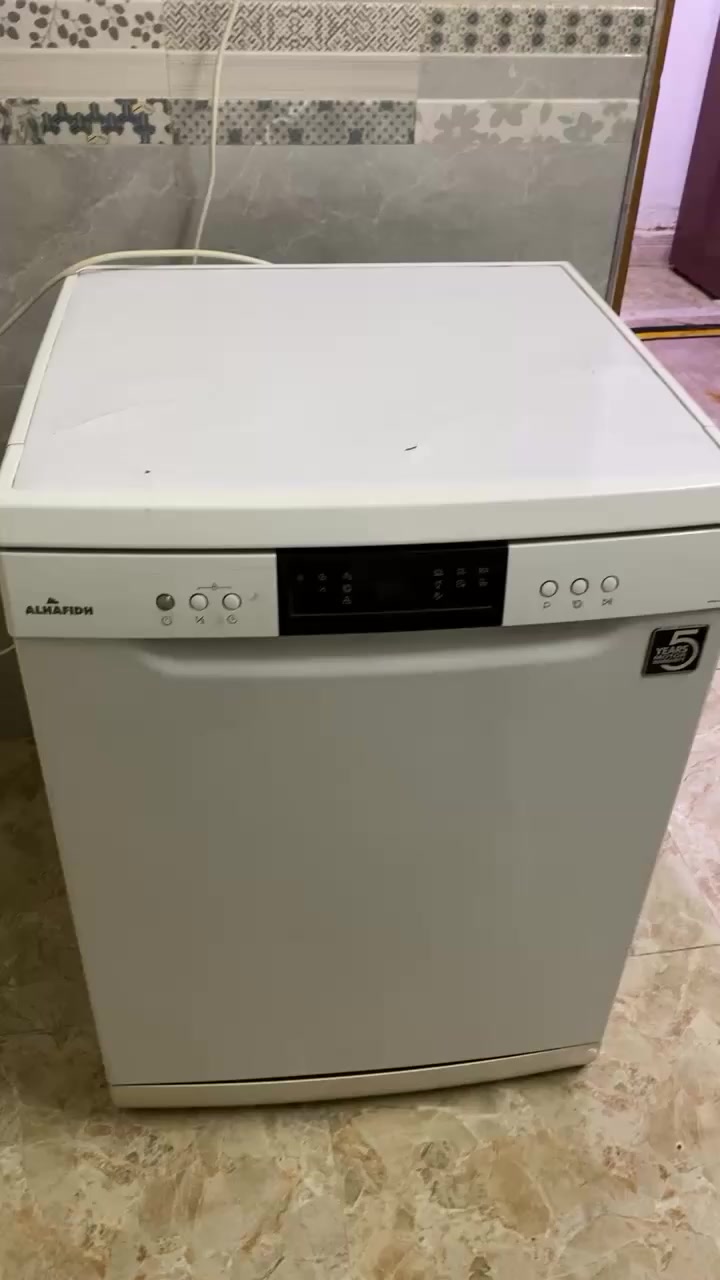 السلام عليكم غسالة صحون للبيع ممستعمله بس صاير عليها ماء ومزنجزه من الحافه شويه بس من الداخل نضيفه جداً
رايدتها ب 150 وبيها مجال للتواصل ***********
