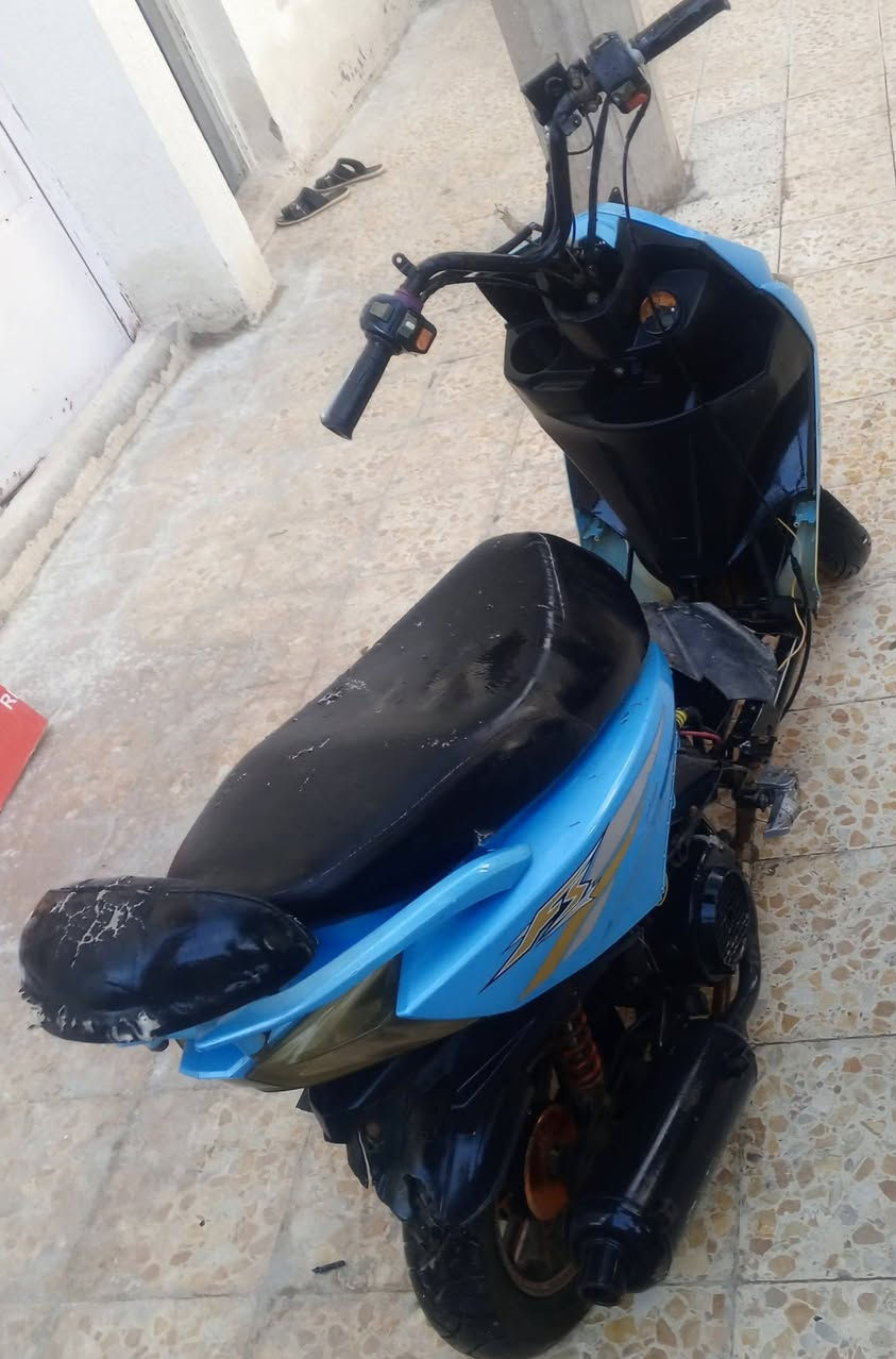 السلام عليكم دراجة FSاف اس دراجة مكينة ما مفتوحة بلادية بس طك الهندر وتشغل سلف كاعد باترية وتركتة صالنصة جديدة حاليا ابيع كوم حديد الشراي يتصل أو يراسلني 
***********
