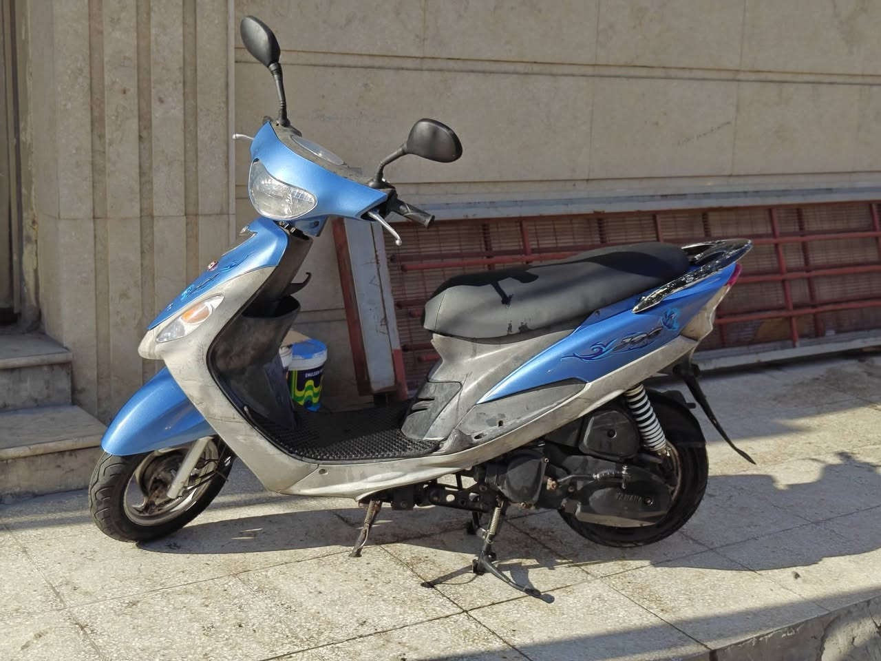 ماكس منغولي الدراجة احلى من الصور مختمة كلها بوشة بلادية ومكينة ناعمة شغالة سلف وهندر ولايت واشاير وعداد  وبريكات وهورن ودبلات وزوج تايرات جديدة وكلها كاملة عدا الصندوك ميقفل سعرها 700 وبيها مجال كلش بسيط
مكاني بغداد جميلة الثانية
***********
