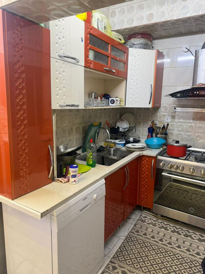 مطبخ كامل للبيع مع الطباخ و المرشحة و السنك كامل بدون نقص ونظيف ومابي اي مشكلة المكان المنصور السعر مليونين وبي مجال 
***********
