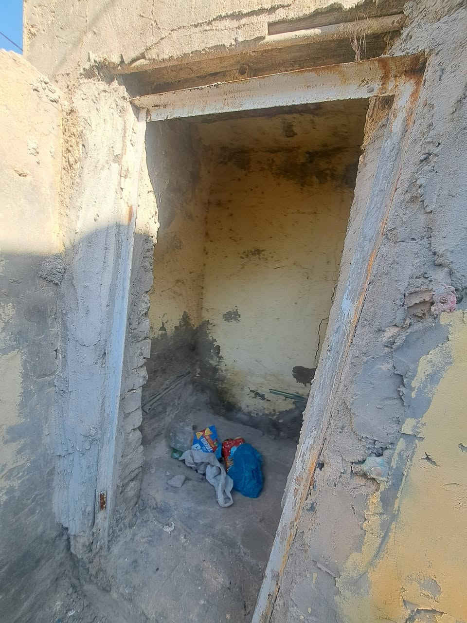 دار للبيع المساحه 100 مربعه يحتوي عل غرفه وصاله ومطبخ وبراني البيت بي نواقص بصيطه وسعره مناسب ويه سوك موقع الدار قرب مدرسه المسره حي العسكري شارع 30 للستفسار مراسله الصفحه او الاتصال *********** #مكتب_غسان_الشباني
