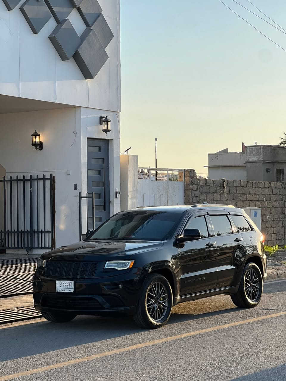 السلام عليكم
جيب 2014 فئة سومت(اعلى فئة بالجيب) 
رقم بغداد مميز ( تحويل مباشر)
قطعتين صبغ فقط بدون دواخل شرط الفحص 
السيارة فول الفول عدا الجگات
السيارة ماشية 150 الف 
مواصفاتها معروفة 
الون اسود 
بانوراما
رادار امامي وجانبي
شفتات 
حساسات امامي خلفي
توقف ذاتي 
بصمة تشغيل
بصمة أبواب 
تشغيل عن بعد
گير طيارة
داخل اسود كنتاره 
تبريد 3 قطع
ويل كب 20
وبعد بيها هواي مواصفات
السياره مصروف عليها وما متعوبه مال جناي بعد احلى من الصور
السعر 255 بيها مجال
مكان السياره الموصل 
للاستفسار ‭0770 539 5074‬
