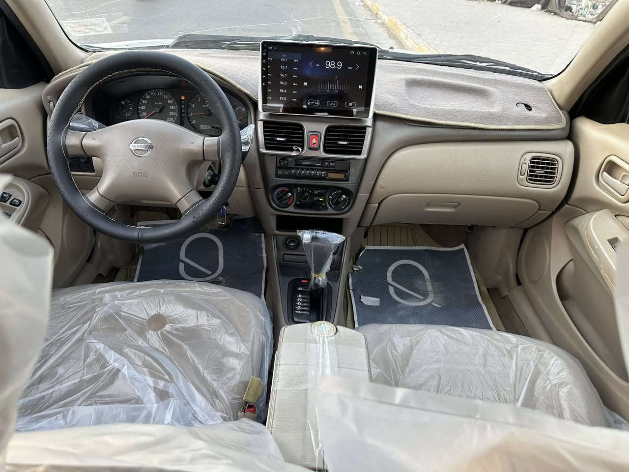 مرحبا حبايبي هاي نيسان سني ياباني اصلي ام التكمه الزركه سعوديه اربعه جام السياره بيهة طخه بل باب الصدر وجملغ ومصبغات وبيهة قطعتين رش ابيع هل موجود فقط السياره جديده جدا ومامتعوبه برغي مانقصهة كامله كير مكينه عل وضع الشركه صدر وتخم تاير قبل اسبوع مبدلهن عل يدي جديد 
الموديل ٢٠٠٩ السعر ٨٨ وهاذ الرقم ***********موفق
