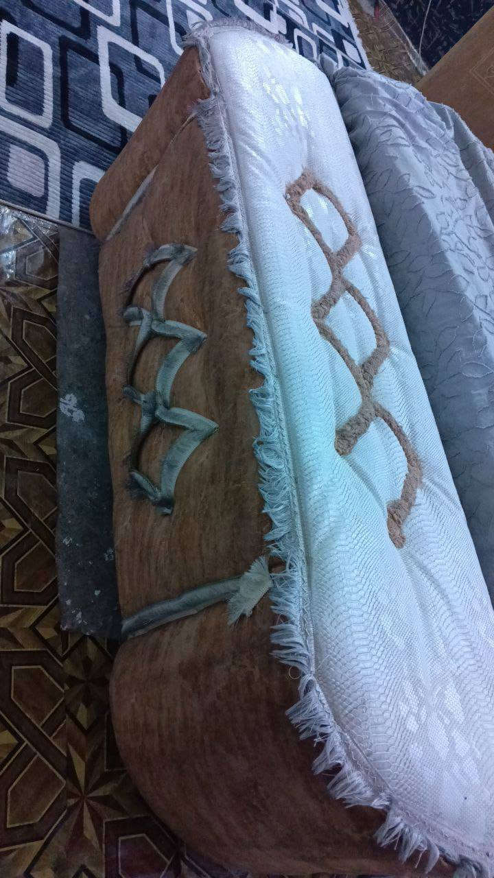 غرفة صاج عراقي بلون ابيض 
متكونة من 8قطع 
فقط تاج الميز ابو لمراية مكسور
السعر 600وبيها مجال 
الرقم ***********
