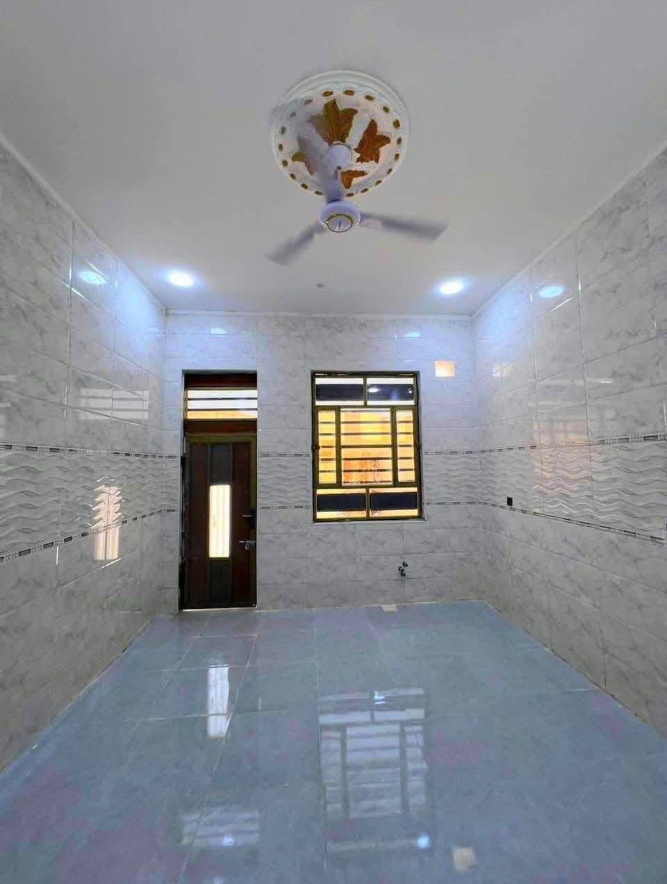 احبتي دار سكن 200 م  3 غرف/ مقابل صناعية حمدان/ دقايق عن مركز المدينه***********
العقار نموذج 25 وعلى شار 12 متر ويبعد عن السايدين مال الصناعية 700 متر    ((بسعر 130 وبي مجال ))

يحتوي 3 غرف وديوان وصالة ومطبخ وصحيات داخل خارجي 
وكراج وحديقة  

العمل بجودة راقية ومرتبة ((بسعر 130 وبي مجال*********** البصرة, العراق
