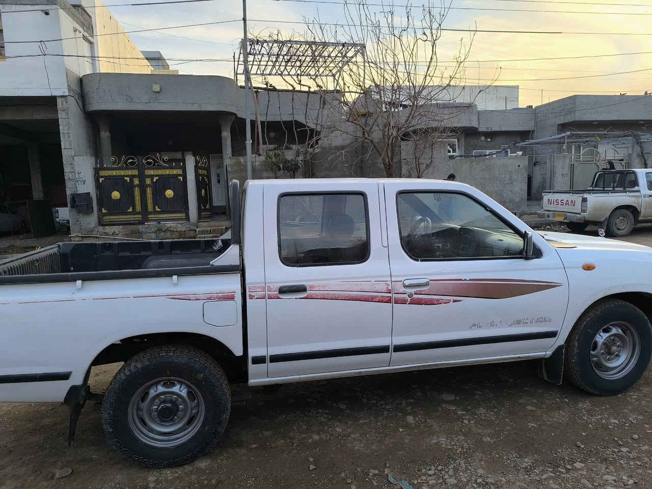 نیسان 2008یابانی 
بەس دۆسەکەی بۆیاخە 
گێڕ و مەکینەی بەشەرت 
مەکینەی کراوەتەوە 
تایەی تازەیە 
تەبریت سارد و گەرم بەشەرت 
سەنەوی بەسەرچووە 
بەناوی خۆمانەوەیە 
ماڵی دۆستە 
***********
سەید سادق
