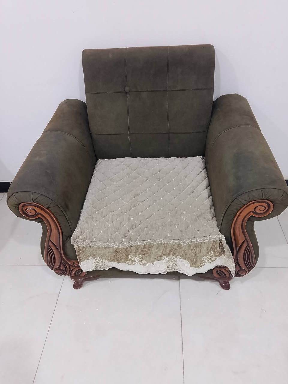 السلام عليكم لبيع تخم سبع مقاعد نظيف بلوك عمل عراقي اصلي تكمه توصاه قنفتين وحده ثلاث مقاعد وحده مقعدين مع كرسين لبيع السعر ٢٥٠ وبي مجال الله شاهد مكلفني اكثر من هذا سعر ب ثلاث مرات لكن مكان ماعندي وردت ابيعه 
العنوان الدوره قرب علوه الرشيد 
الرقم ***********
