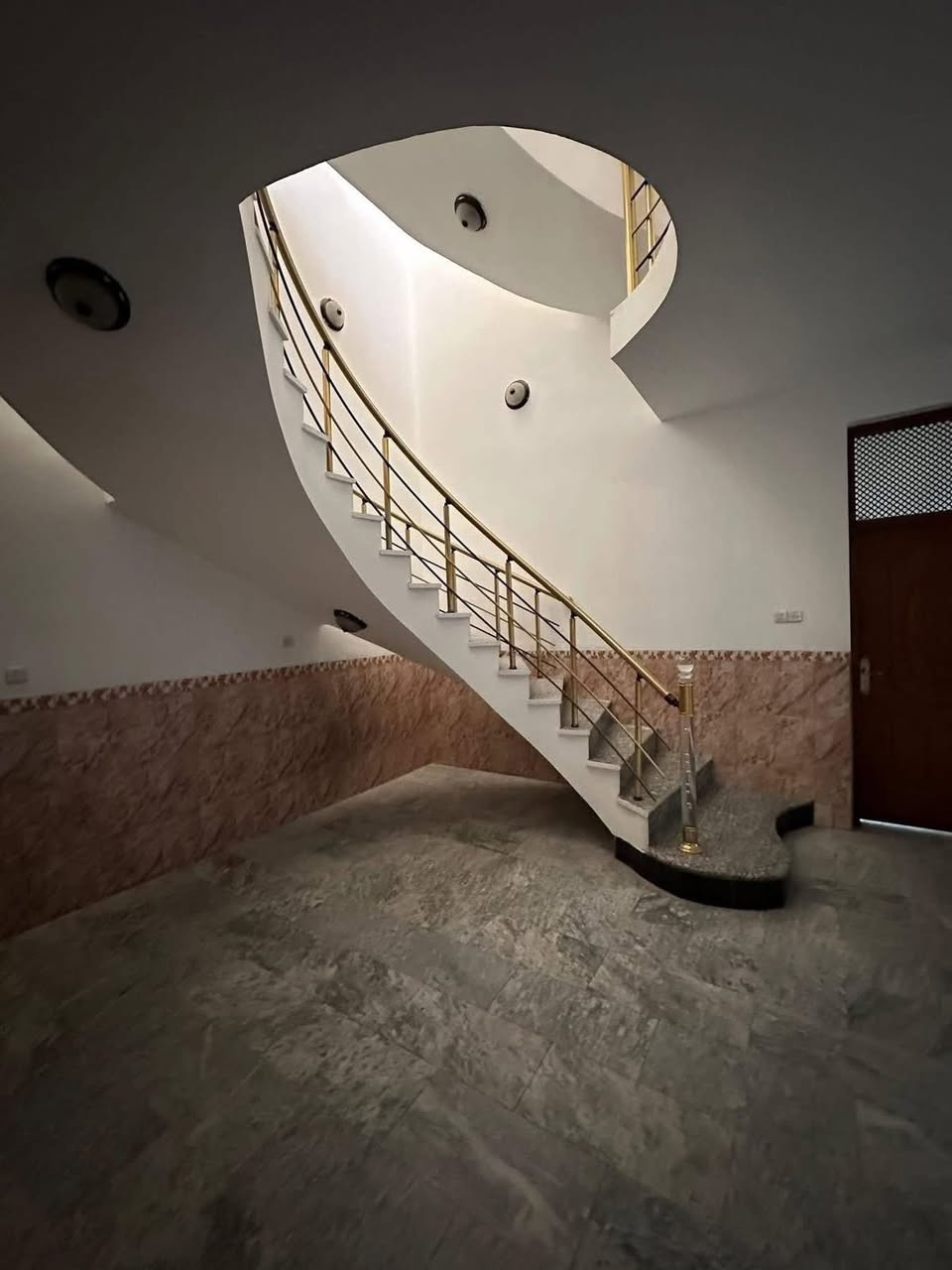 السلام عليكم
دار للبيع بمواصفات ممتازة وتصميم عملي 👇

📍 المساحة: 210 م
📐 الواجهة: 7 م
📏 النزال: 30 م

🏡 تفاصيل الدار:
 • كراج + حديقة
 • استقبال واسع
 • مطبخ
 • حولي + منور
 • غرفة نوم (أرضي)
 • صحيات

🛏 الطابق الأول:
 • 3 غرف نوم
 • حولي كبير
 • صحيات

🏠 الطابق الثاني:
 • بيتونة كبيرة
 • سطح عدد 2

✨ المميزات:
 • أرضيات مرمر
 • واجهة مرمر
 • بناء حديث (2018)
 • موقع حيوي وقريب من الخدمات

📍 الموقع: البنوك – شارع الكنيسة
مقابل حلويات تمتوعه

📞 للاستفسار:
***********
***********
