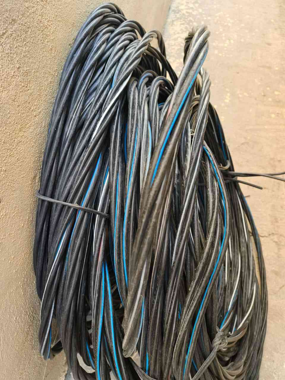 يوجد ضفيره 150متر تركيه اربع خطوك ام 25ملم مستخدمه قليل المتر بلفين رقم الهاتف ***********
