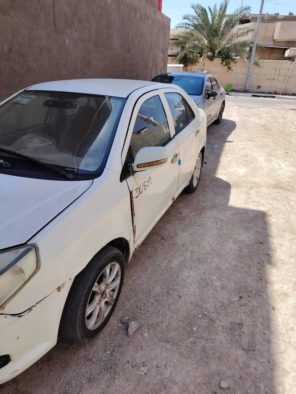 السلام عليكم البيع جيلي صيني  حلو كير محرك شغاله سياره كهربايات كله جاهز حداديه  بس راعيه ماندله بيع اهل موجود سنويه مجود سعر ١٨بيه مجال ***********
