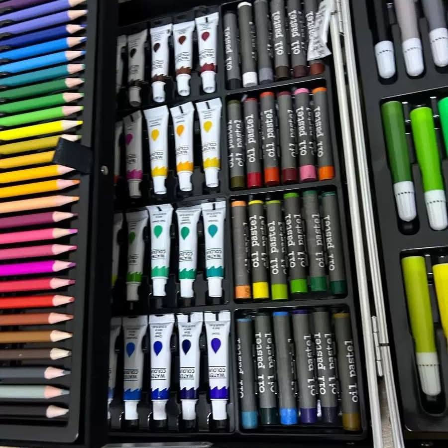 � شنطة رسم متكاملة للأطفال 🌈
اختيار مثالي لتنمية الإبداع والموهبة 👧🧒

المحتويات:
🖍️ أقلام خشبية ملونة
🖌️ أقلام فلوماستر
🎨 ألوان مائية متعددة
🖍️ ألوان شمع
🖌️ فرش رسم بأحجام مختلفة
🎨 صحون خلط ألوان
✏️ قلم رصاص
📏 مسطرة
🧽 ممحاة
✂️ براية
🧳 شنطة قوية ومرتبة وسهلة الحمل

🎀 متوفرة باللونين:
💗 وردي
💙 أزرق

يم مكتبة الفرات العنوان مقابيل شارع المجمعات قرب صلاح نوري


**إذا كنت صاحب هذا الإعلان وتريد حذفه لأي سبب، رجاءا أرسل رسالة إلى الدعم الفني**