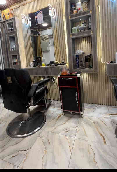 محل حلاقة للبيع او المشاركة جاهز مابي اي نقص الايجار الشهري 350  نصام الايجار كل 3 اشهر  التفاصيل واضحة اضافة بي سبلت انفيرتر وخط مولد ذهبي 
العنوان شارع المواكب مقابيل عماد فاهم ***********
