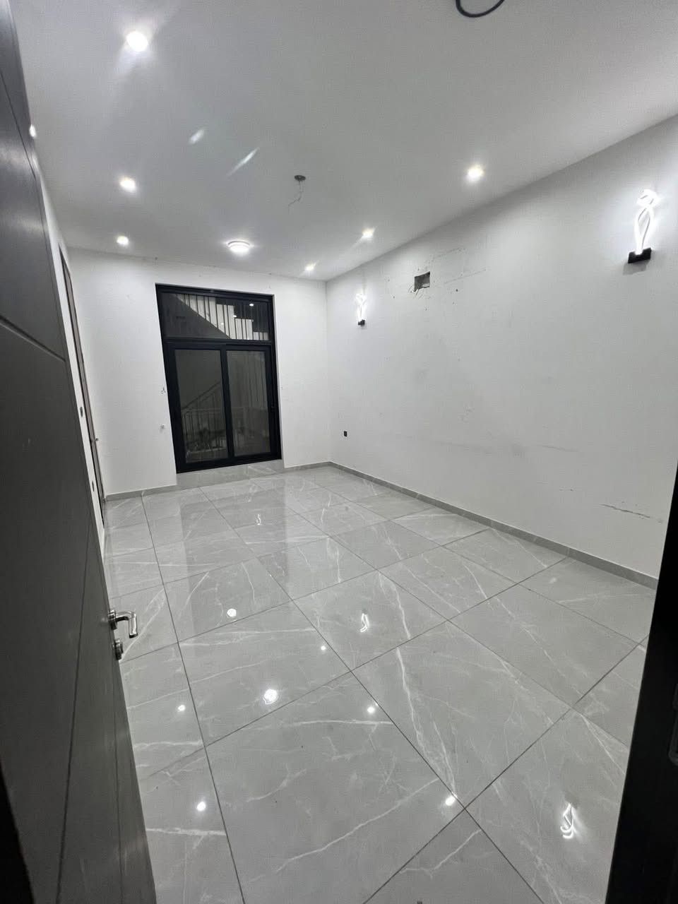 للايجار في السيديه بناء VIP🍊
وحده سكنيه MODREN طابق اول مساحه 200M🔸

تحتوي على 3غرف (1سويت)نوم وصاله وهول داخلي وخدمات

+غرفه Laundry + بلكونه ومنور 

معزوله عزل تام ✔️

بدل الايجار (مليون قفل ) 

الموقع 📍الضباط 

للاستفسار

***********

***********

متوفر واتساب
