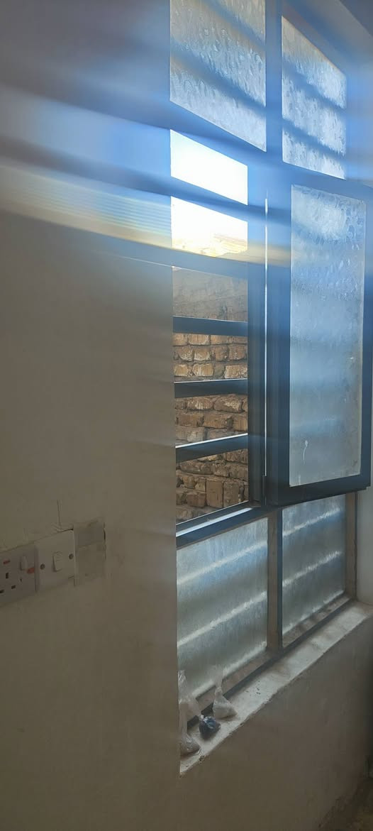 دار للبيع 🏫
📍 العنوان: الدسيم - قرب سوك الدسيم
📐 المساحة: 110 متر 
🔹 يتكون من طابقين
🔹 يحتوي على /
🔹  استقبال+ صالة كبيرة+ غرفه+ مطبخ + حمامات 
🔹 الطابق الاول يحتوي على/ 
غرف عدد 3 + صالة 
الطابق الاخير / غرفة سقفها  سندويج + بيتونه 
🔹 الدار نظيفة وجاهزة للسكن
💰 السعر:  85 مليون و قابل للتفاوض 
📞


**إذا كنت صاحب هذا الإعلان وتريد حذفه لأي سبب، رجاءا أرسل رسالة إلى الدعم الفني**